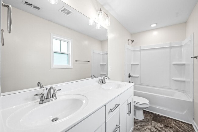 Building Photo - Dog Friendly Three Bedroom!