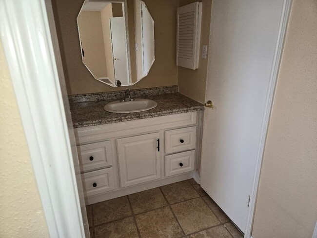 Building Photo - 7911 Southmeadow Dr