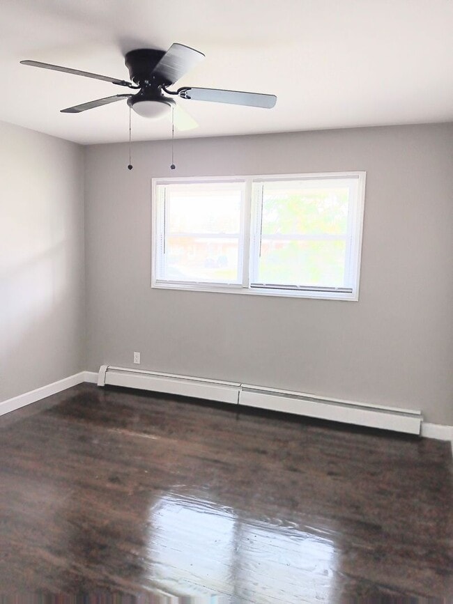Building Photo - Beautifully Renovated, Modern 3 bedroom 2....