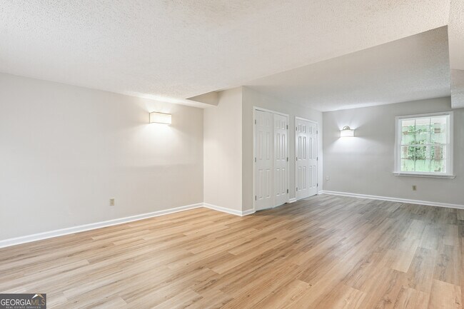 Building Photo - 5206 Clearwater Dr SW