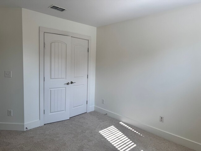 Building Photo - Beautiful 3BR Townhome in Franklin