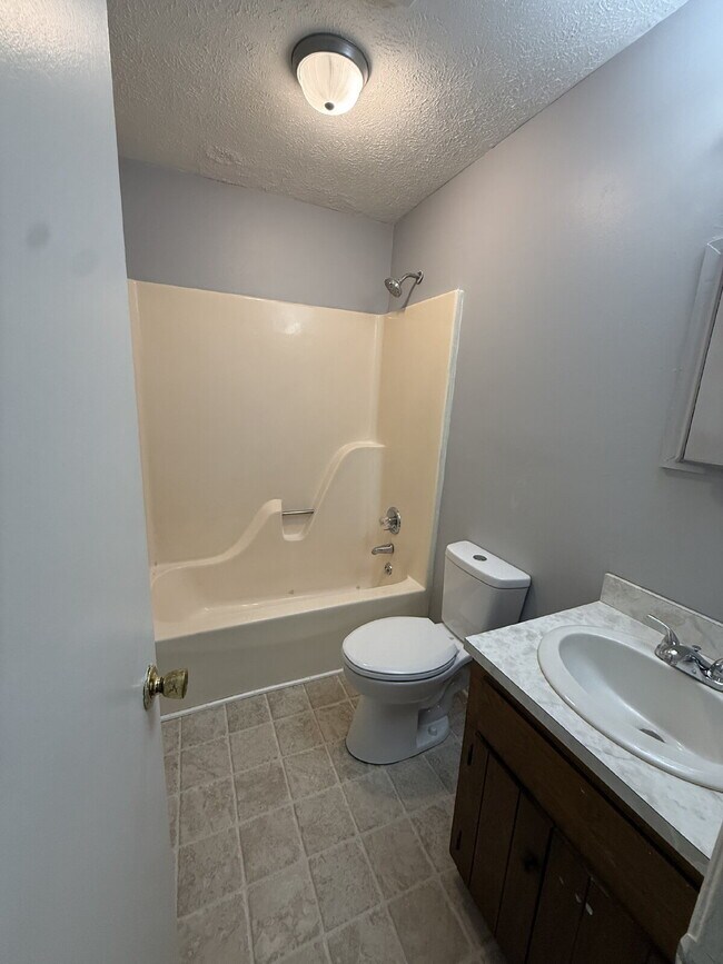 Building Photo - 2 Bedroom 1 Bathroom Apartment in Madison Heights with off street parking.