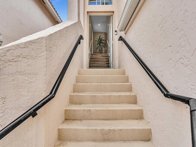 Building Photo - 8520 Vía Romana