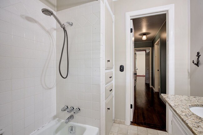 Building Photo - * * * $750 MOVE-IN SPECIAL!!! * * * Charmi...