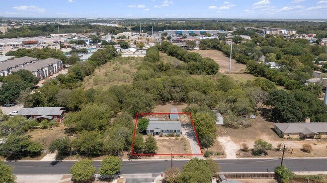 Building Photo - 1003 Bugg Ln