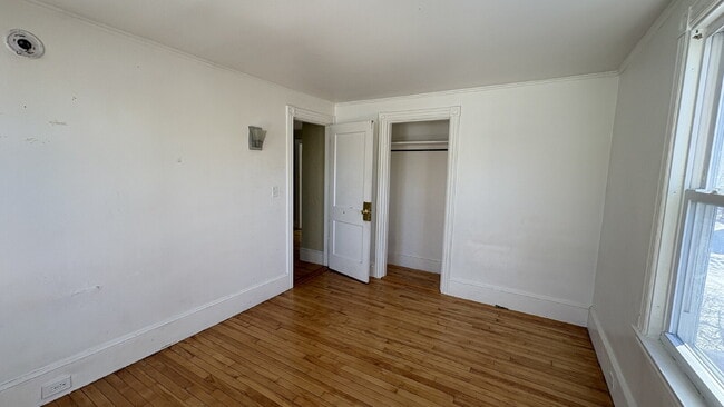 Building Photo - Charming 3-Bed Home with Gleaming Hardwood Floors in Westbrook – Your Cozy Retreat Awaits!