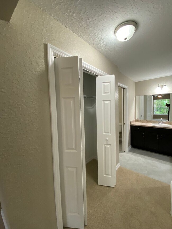 Building Photo - Custom Home - Desirable SW Ocala Neighborhood 3/2/2 **Won't Last**