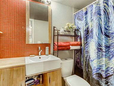 Bathroom - 1085 Broadway St