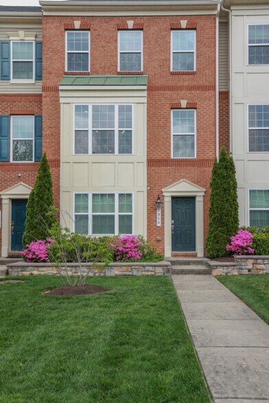 Building Photo - 7954 Blue Stream Dr