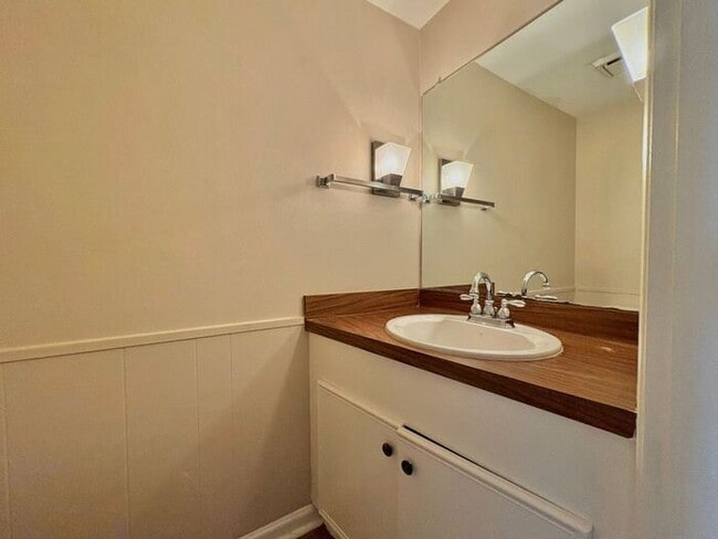 Building Photo - Available Now! Beautiful 3 bedroom 2.5 bat...