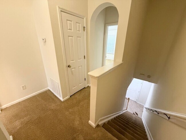 Building Photo - Beautiful 2-Bedroom Townhome with Loft and...