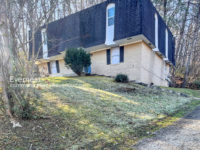 Building Photo - 701 Summit Ave