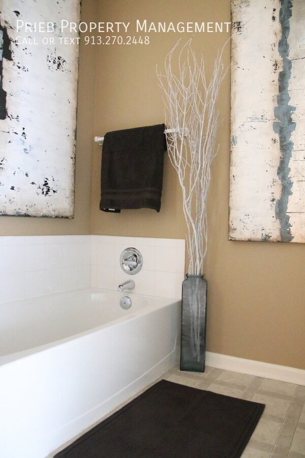 Building Photo - Prairie Haven Townhome - Available June 1st