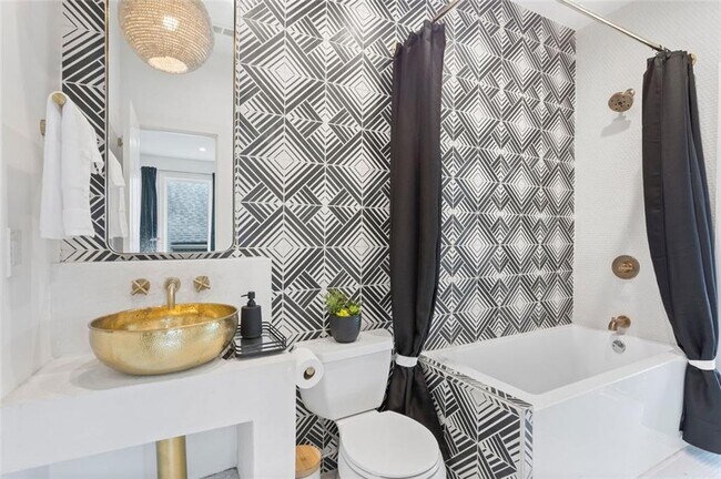 Building Photo - 724 Charles Allen Dr NE