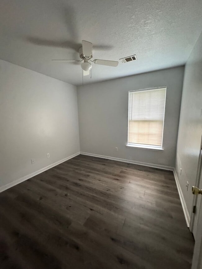 Building Photo - 3/2 In Bay Available now