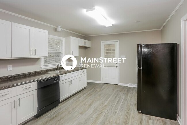 Building Photo - 3 Bedroom Pet-Friendly Home in Charlotte, NC with Main Street Renewal