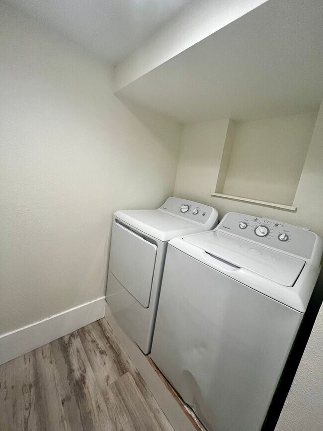 Building Photo - 607 W Babcock St