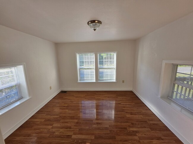 Building Photo - 1404 Cumberland Ave W