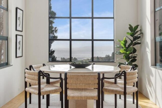 Building Photo - Luxury Living Above The Bay -- Iconic views!
