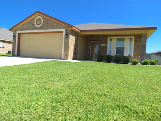Building Photo - Gorgeous 3 bedroom 2 bath home in desired ...