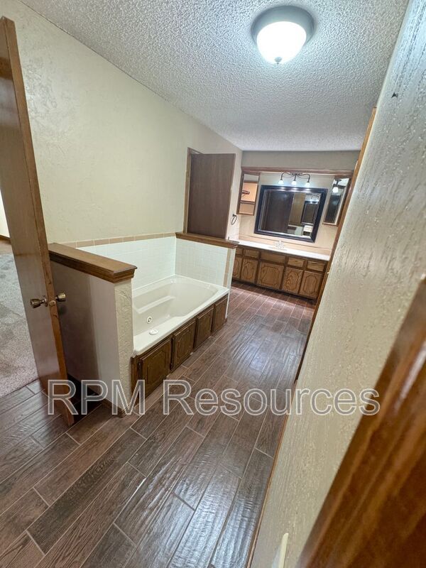 Building Photo - 12000 Hollyrock Dr