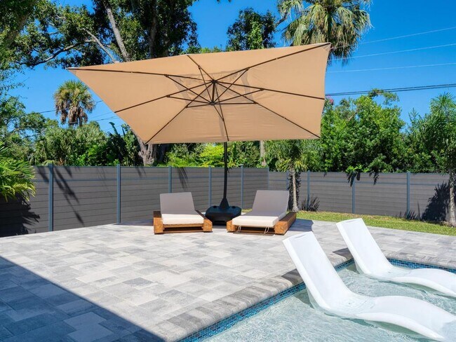 Building Photo - 2467 Hyde Park St