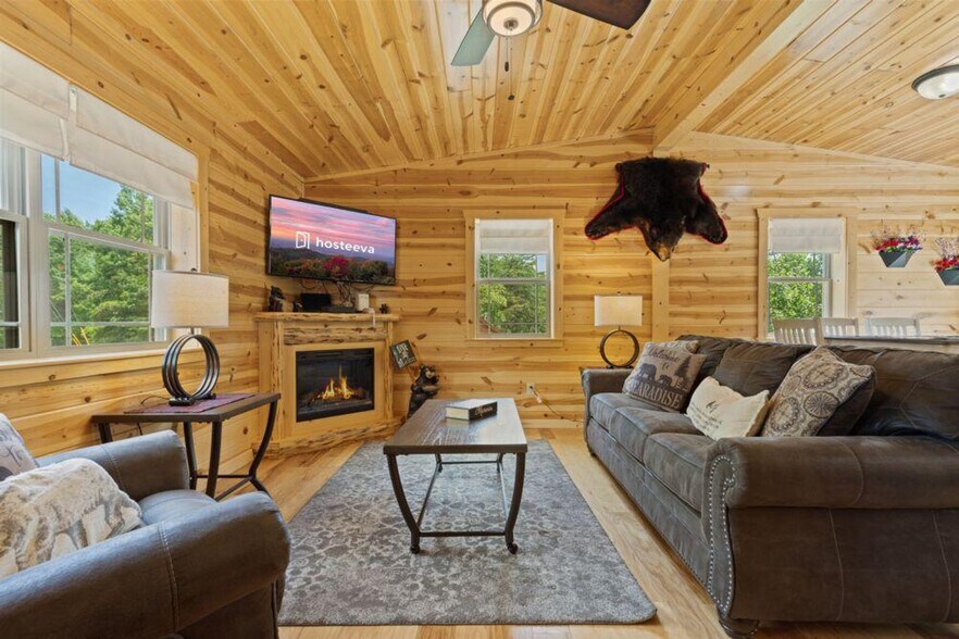 Primary Photo - 1150 Pinyon Cir