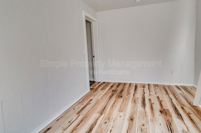 Building Photo - 620 W Acres St