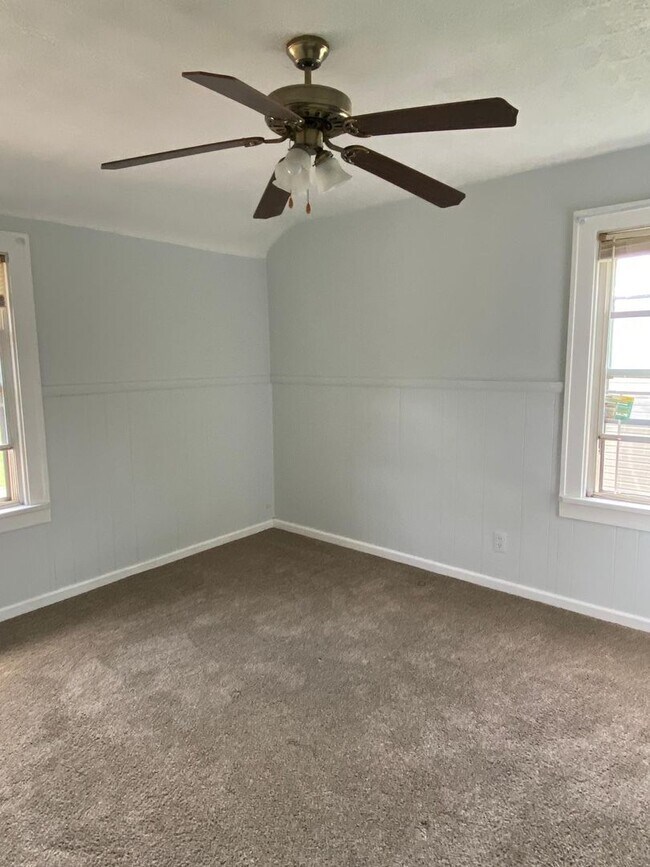 Building Photo - Charming Single-Family Home for Rent in Bedford — Quiet Street, Great Location!