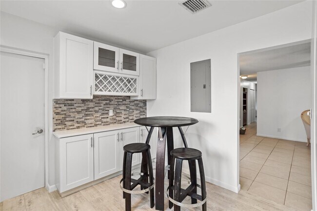 Building Photo - 6579 Country Way