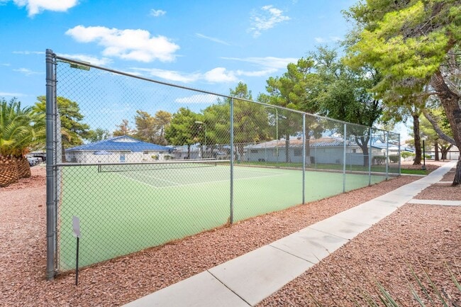 Building Photo - Single Story  2 bedroom and 2 bathroom Con...