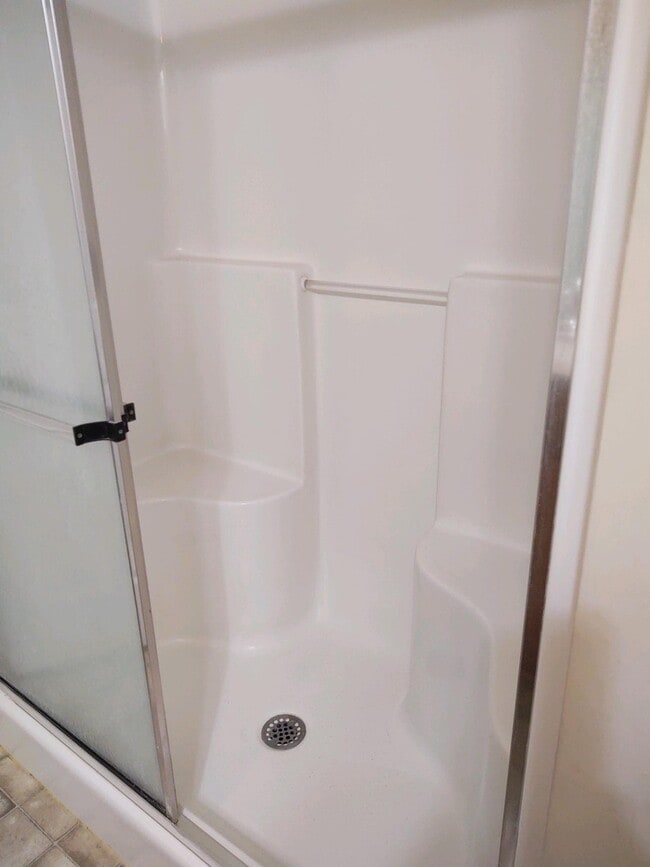 Master Bathroom - 6051 Glenbrook Ln