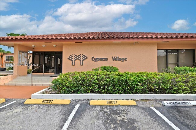 Building Photo - 7110 Fairway Dr