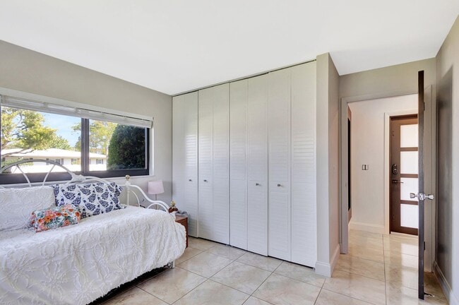 Building Photo - 932 Evergreen Dr