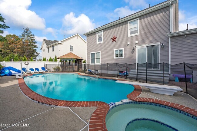 Building Photo - 7 Linden Ave