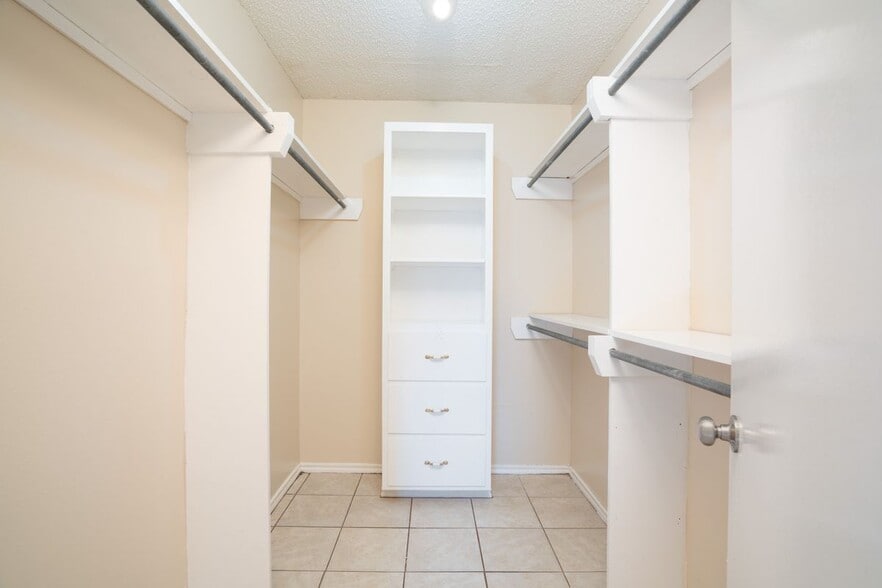 Building Photo - 1307 Lily Ln