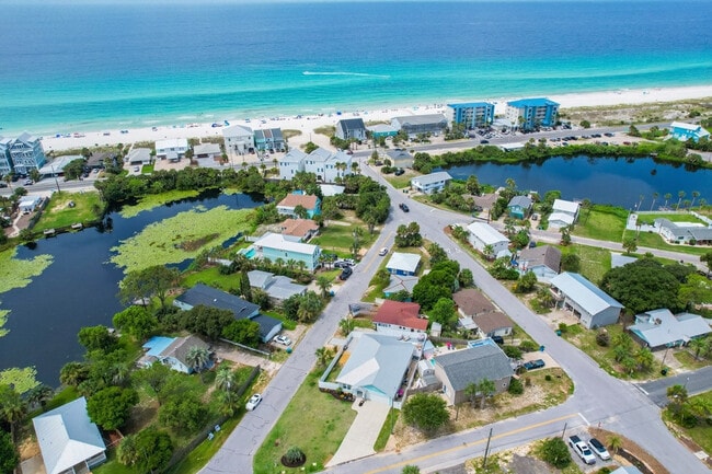 Building Photo - 121 Christmas Tree Ln