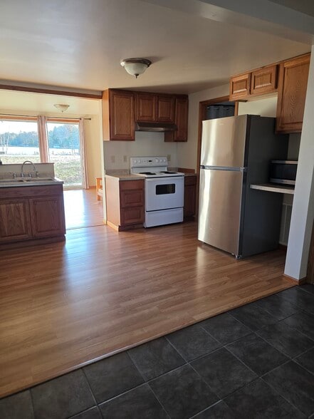 Building Photo - 3255 N Lakeshore Dr