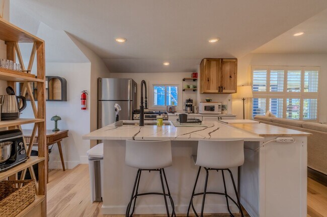 Building Photo - 30 Day Minimum Furnished Rental-Downtown TC!