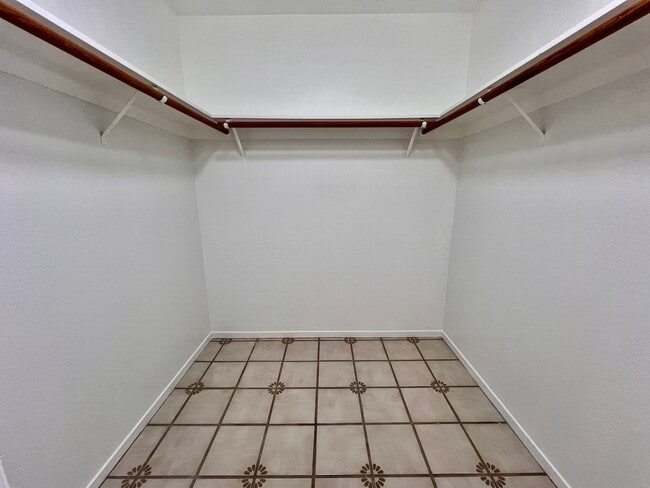 Building Photo - $2,300 Peach & Kings Canyon, 3 Bedroom - S...