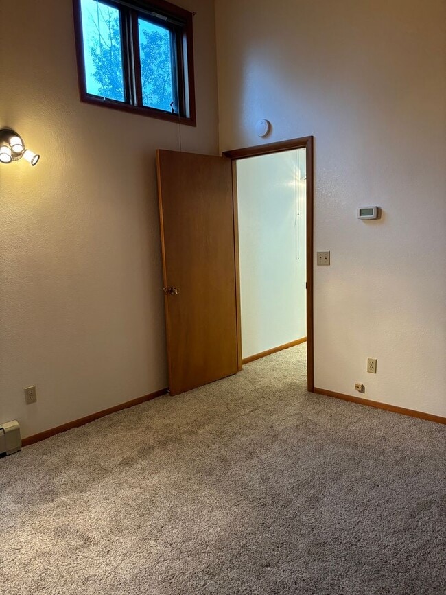 Building Photo - Available NOW Home in the Hills 3 Bed/1.25...