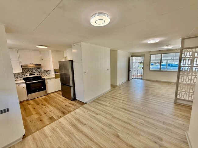 Building Photo - 4/2/3 + Office Space - Single Family Home Located in Kaimuki - Great Location!