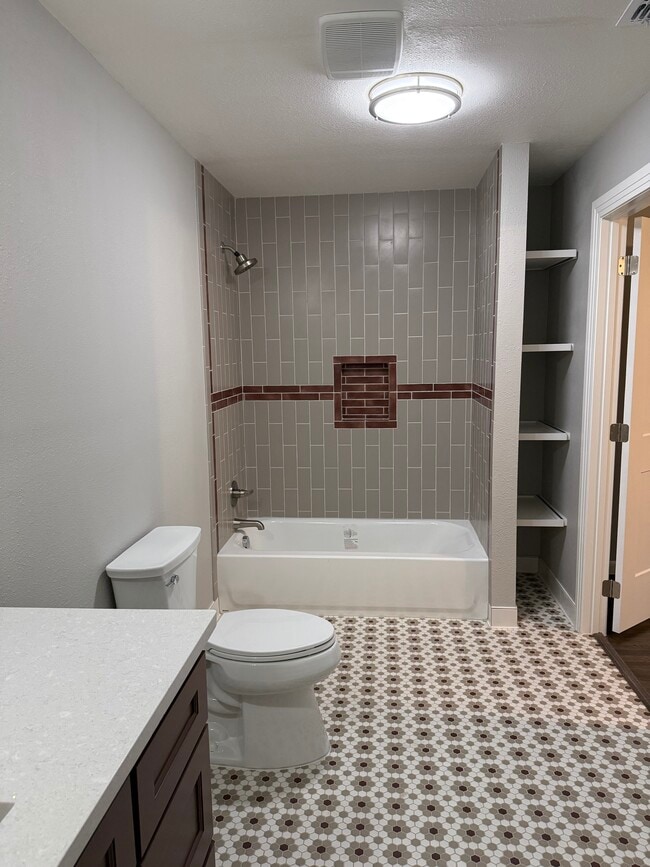 Building Photo - 415 W Mariposa Dr