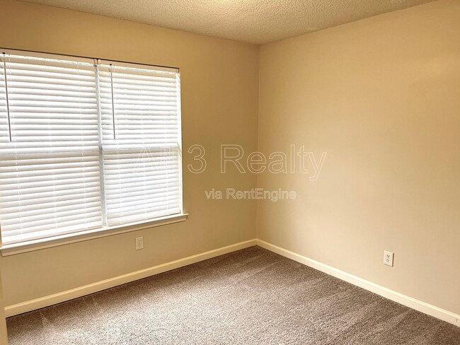 Building Photo - 132 Samanthas Way