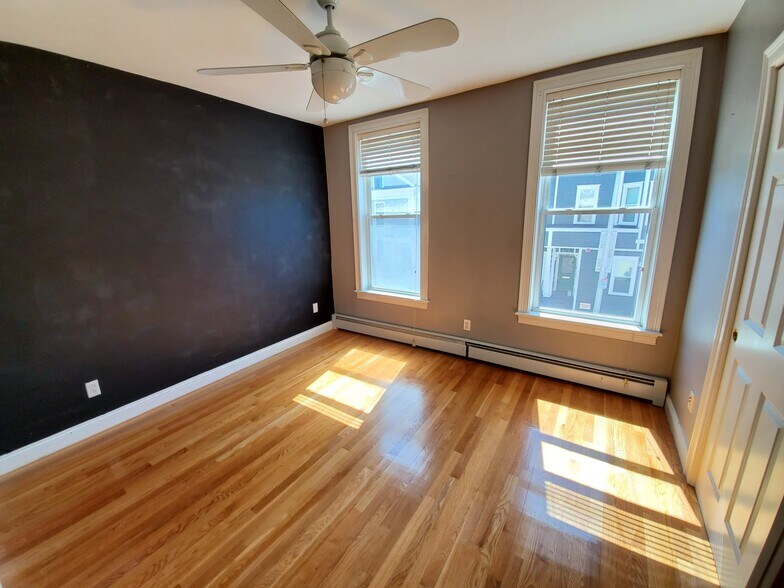 Building Photo - 544 E 8th St