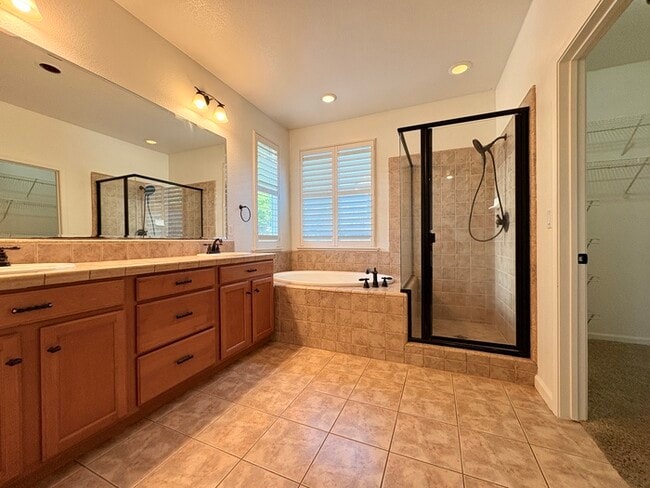 Building Photo - Beautiful 4 Bedroom with a large Pool! Located in Roseville close to a park!