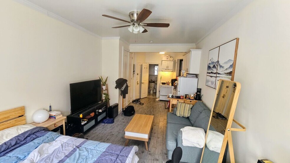 Building Photo - 403 E 73rd St