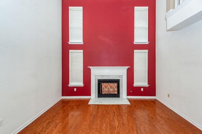 Building Photo - 3 Bedroom 3 Bath Townhome in Persimmon Hil...