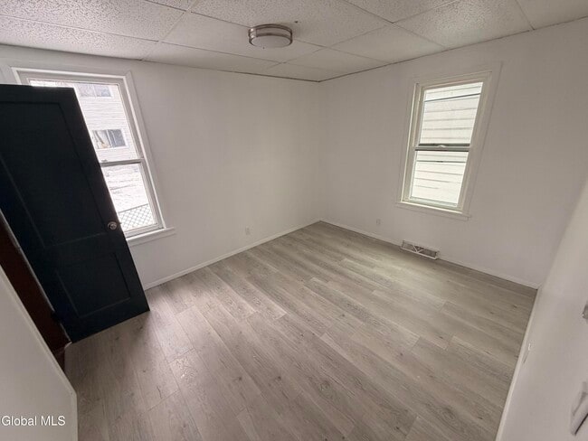 Building Photo - 15 James St