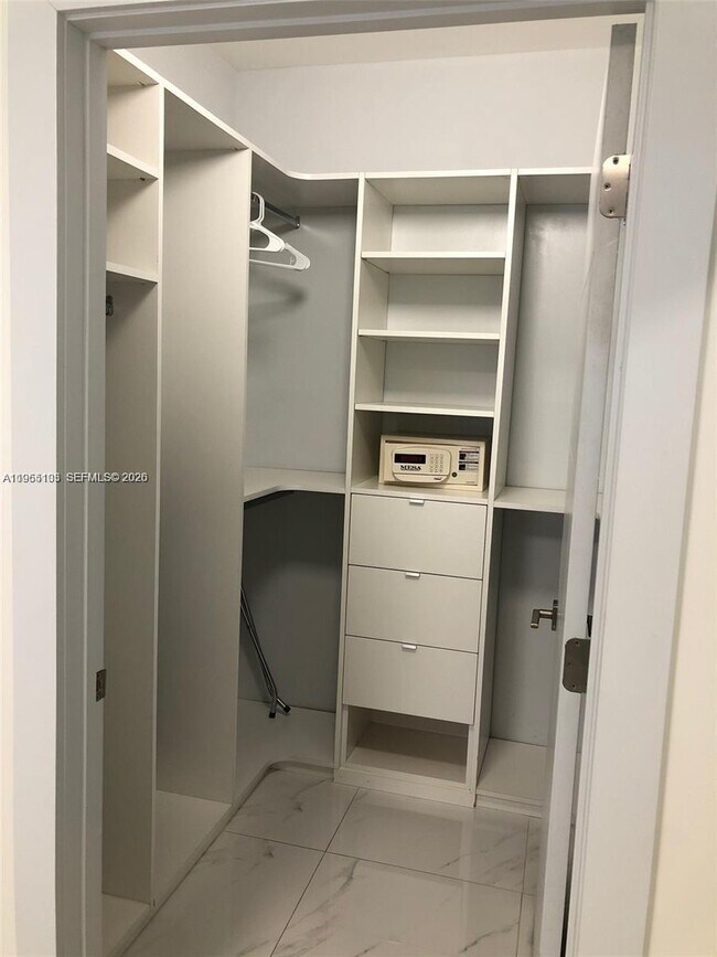 Building Photo - 185 SE 14th Terrace